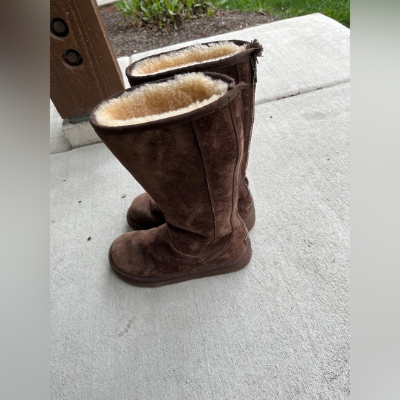 Women’s Uggs Boots - Picture 3 of 5